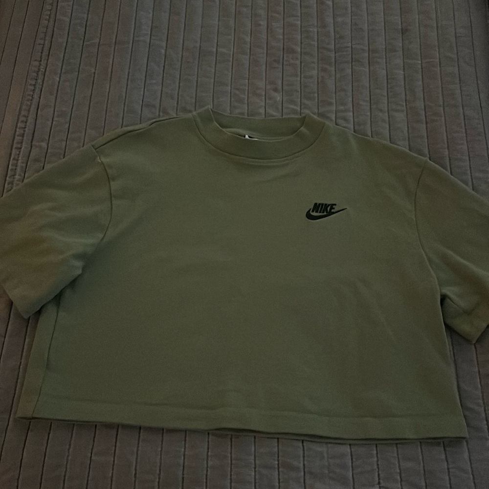 Nike light green crop shirt XS